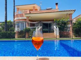 Villa en la Playa I 5BR I 5 WC I Piscina Privada, hotel i Sueca