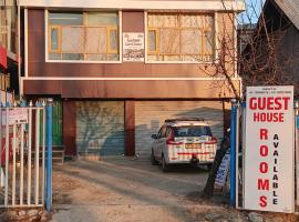 THE KASHMIRi GUEST HOUSE, hotel i Khor