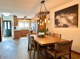 4BR Omaha Townhome | Perfect for Groups, hotel i Omaha