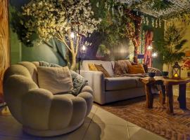 Viesnīca La Forêt Enchantée - Maison avec cheminée et jardin pilsētā Kompjeņa