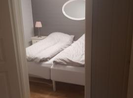 Cosy living room, bedroom and bathroom and kitchen area, hotel i Kolavåg