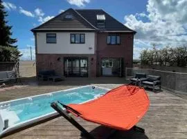 Hot tub - Bbq - Garden - Parking - Sleeps 8