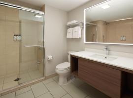 Holiday Inn & Suites Montreal Airport by IHG, отель в городе Дорваль