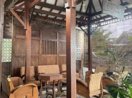 Destan's Hut Family Homestay