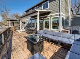 Lakefront Family Home w/ Dock & Views in Vinita!, Hotel in Vinita