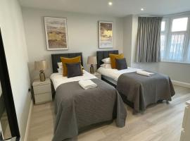 Aisiki Stays Apartment at Harrow - 3-Bedroom and 2-Bathroom Pet-Friendly House with Garden, King Size or Single Beds with Free Wi-Fi and Parking Space, Hotel in Hatch End
