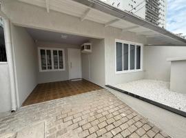 Chalé 01 centro de itapema 150m do mar, hotel di Itapema