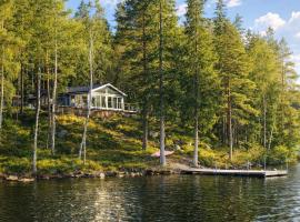 Ferienhaus Ubbaboda - Lake property with its own dock, Hotel in Ubbaboda