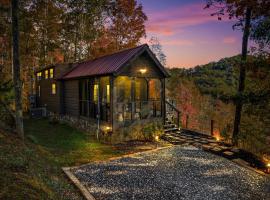 Eco Luxe Tiny Cabin with Big Mountain Views, отель в Сильве