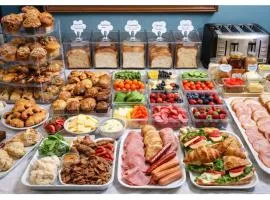 Quiet Bloom Bedroom in Fraser Valley Getaway with Breakfast