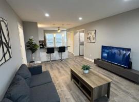 Spacious 2BR Apt with Balcony and 2 King Beds Sleeps 6, hotel a South Beloit