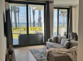 Luxury Beachfront Stay at Gem Waterfront, hotel i Bijilo
