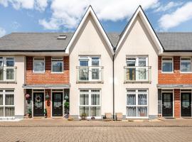 Quayside Home with a Seperate Entertainment Room & Beach Hut โรงแรมในHamworthy