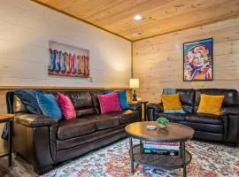 2 min to Dollywood l Hot Tub l Close to Attractions