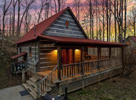 Hot Tub & Arcade Games Near Smokies Escape, hotelli kohteessa Townsend