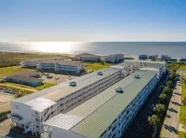 Cozy Condo with Community Pool Walk to Beach