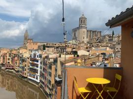 Riverside duplex penthouse, self-catering accommodation sa Girona
