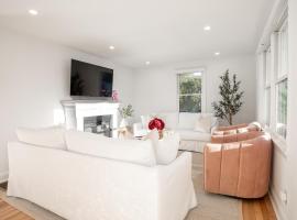 Renovated Cape Near Beach with Fire Pit, hotel a Fairfield