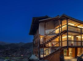 贵州省西江千户苗寨晓山越观景民宿, hotell sihtkohas Xijiang