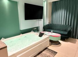 Green Studio - Private Jacuzzi - Private Balcony, отель в Гургаоне