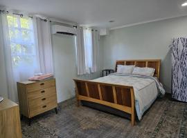 Modern 1 Bedroom Apartment Near Roseau, hotel Canefield városában