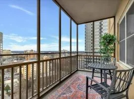 1BR condo w skyline view & balcony