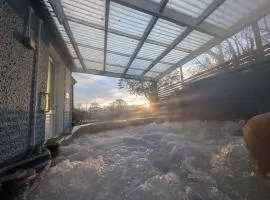 Synod Cottage, 5 Person Hot Tub, Pets Welcome