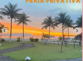 Casa em condomínio de Alto Padrão com Praia Particular, Piscinas, Cachoeira e Área Gourmet, Hotel in Vila Muriqui