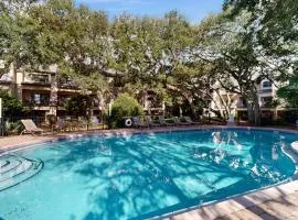 Bright & sunny oceanfront getaway with central AC & pool