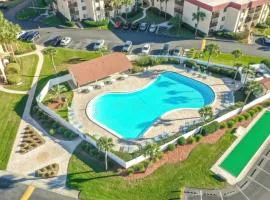 Condo 3rd-floor w/fountain views, private balcony & W/D, on-site pool & hot tubs