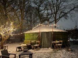 Het binnenerf yurt en keetjes, hotelli kohteessa Nieuwleusen