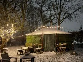 Het binnenerf yurt en keetjes