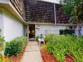 Condo with central AC, washer/dryer, shared outdoor pool, & on-site golf
