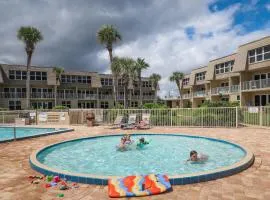 Ocean view condo w/ direct beach access & shared swimming pool/tennis