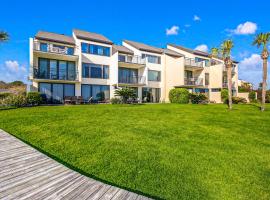 Renovated 3rd-floor condo with oceanfront balcony, AC & outdoor pool, hotel i Fernandina Beach