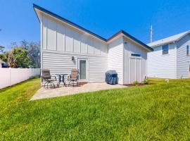 Inviting, newly built, dog-friendly home with patio, central AC & great location, ξενοδοχείο σε Moultrie Junction