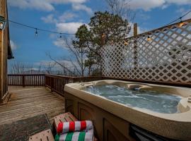 Private Cabin with Hot Tub & Scenic Mountain Views, Hotel in Sevierville