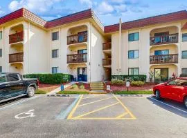 Newly remodeled ground-floor condo w/on-site pools, 5 hot tubs, tennis, AC