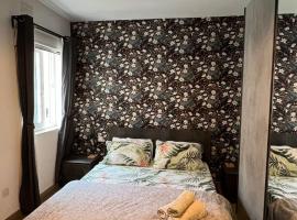 Airport Accommodation Bedroom with your own private Bathroom Self Check In and Self Check Out Air-condition Included, hotel em Mqabba