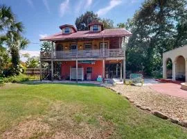 Charming Garage Apartment Near Restaurants, Bars and Historic Downtown