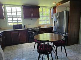 Modern 2-bedroom Apartment near Roseau, hotel Canefield városában