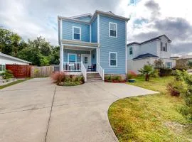 Charming home steps from the beach with enclosed yard and grill - dog-friendly