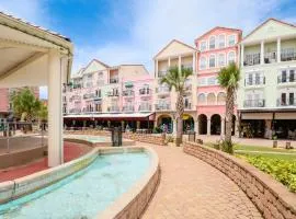 Spacious townhome with shared pool near golf, marinas, & restaurants