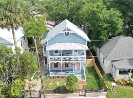 Classic Victorian home near downtown with a private pool, WiFi, & washer/dryer