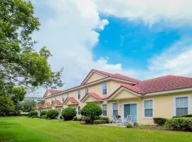 Spacious townhome with shared pool near golf, marinas, & restaurants