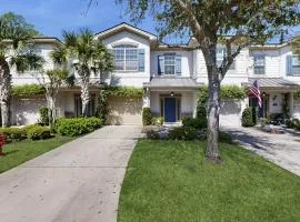 Charming southern townhouse w/enclosed yard & access to community pool