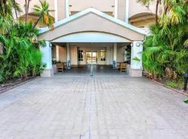 Breathtaking 5th Floor Ocean Views Corner unit Wraparound Balcony! 3 Pools