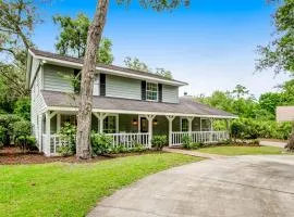 Relaxing, dog-friendly home with furnished patio, washer/dryer, WiFi, & AC