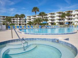 St. Augustine में, होटल Garden-level condo with patio, 2 pools, gym, tennis & sauna - steps to the beach