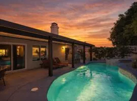 Navigate Stays Luxe Retreat w Pool Spa & Games